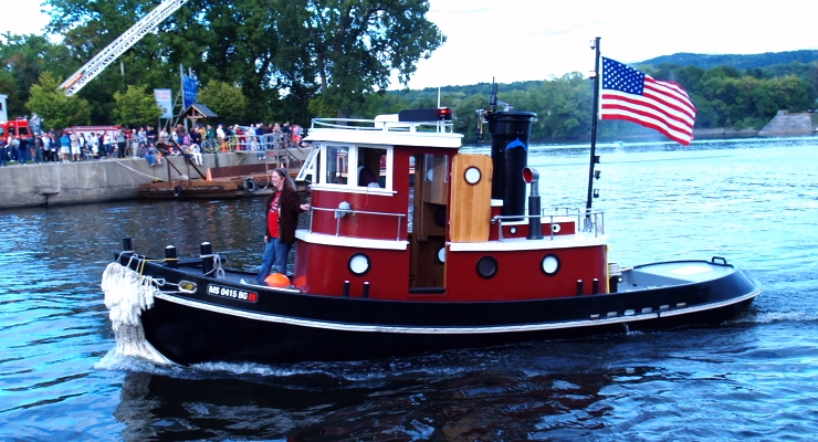 Mini-Tug Atlantic Hunter II displays a really good tugboat profile.